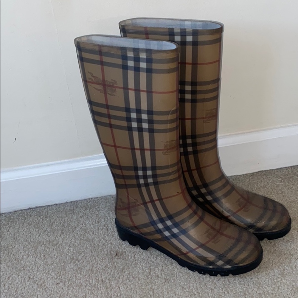Burberry rain boots in excellent condition